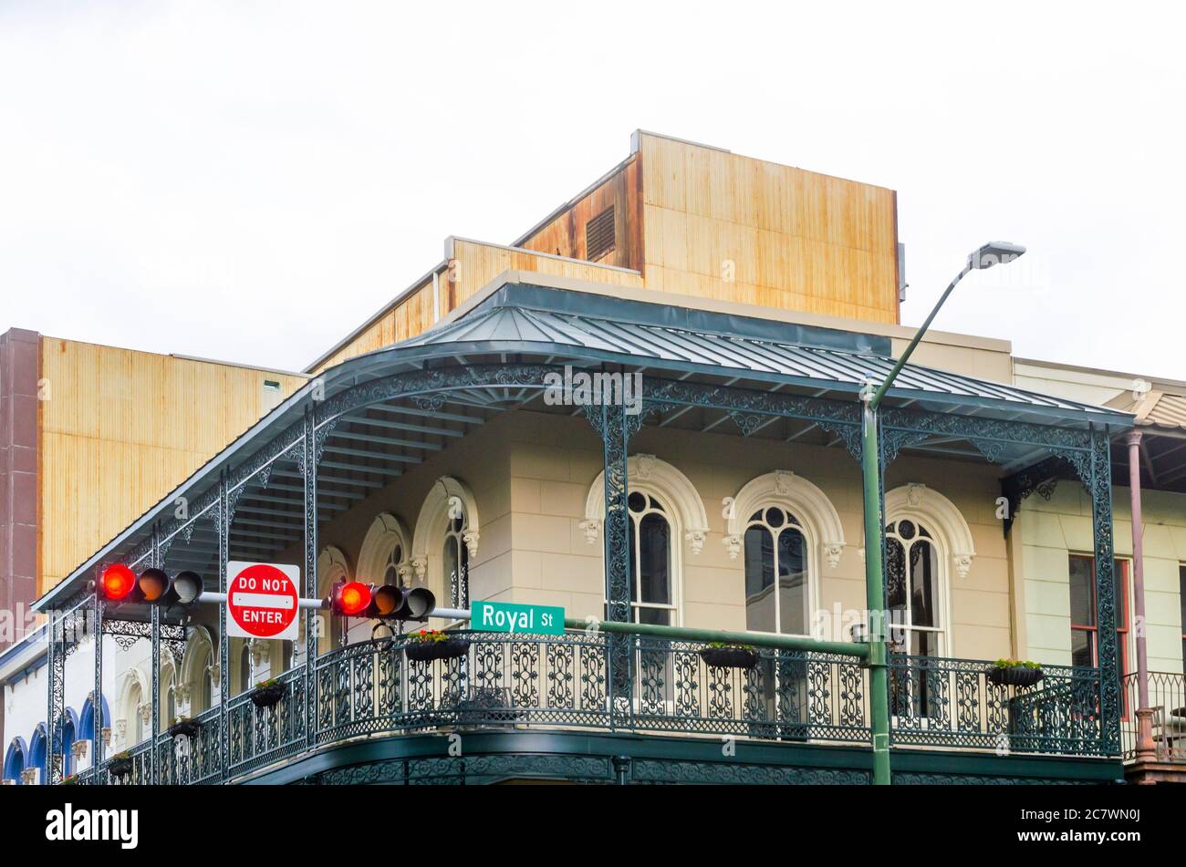 Il ferro battuto aggiunge un elemento decorativo ad un edificio su Royal Street, 3 luglio 2020, a Mobile, Alabama. Foto Stock