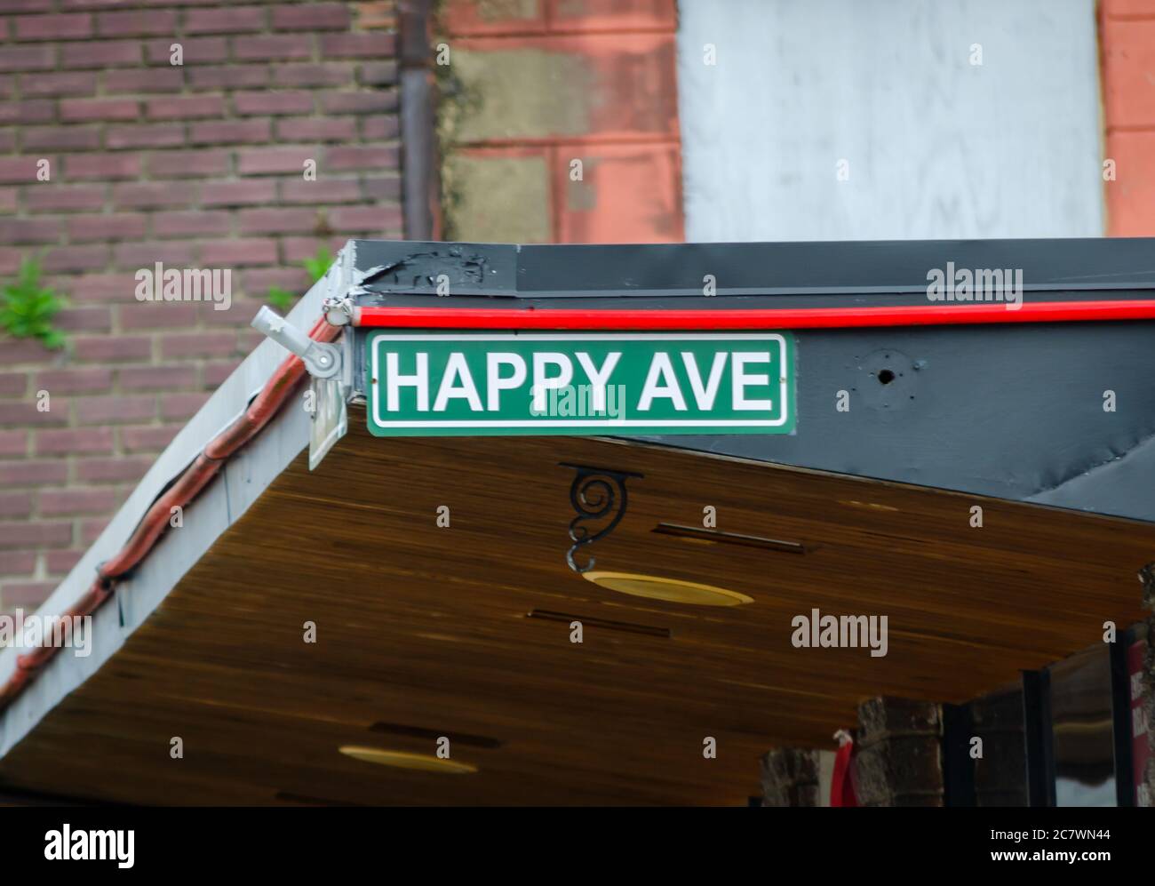 Un cartello indica il Bob's Downtown Restaurant to Be Happy Avenue, 18 luglio 2020, a Mobile, Alabama. Foto Stock