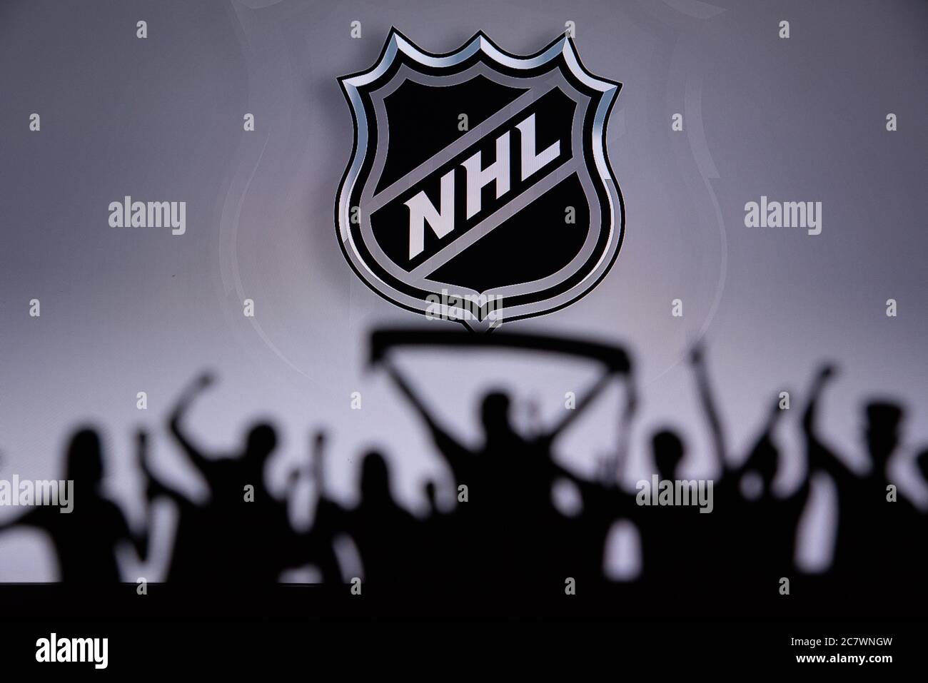 TORONTO, CANADA, 17. LUGLIO: Nazionale di hockey LeagueFans Silhouette. La folla festeggia e sostiene la squadra di hockey NHL. Foto sportiva, spazio di editing Foto Stock