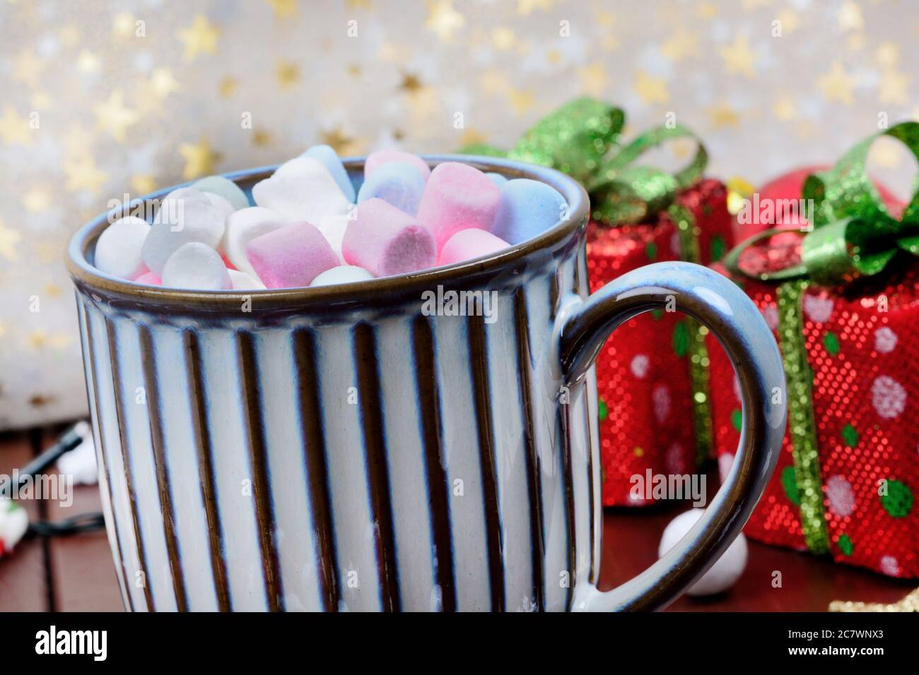 Cioccolata calda in tazza e ornamento natale a tavola Foto Stock