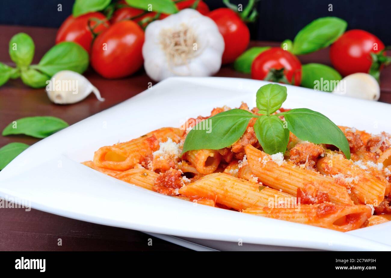 Pasta sana con salsa di pomodoro, parmigiano e basilico sul tavolo Foto Stock