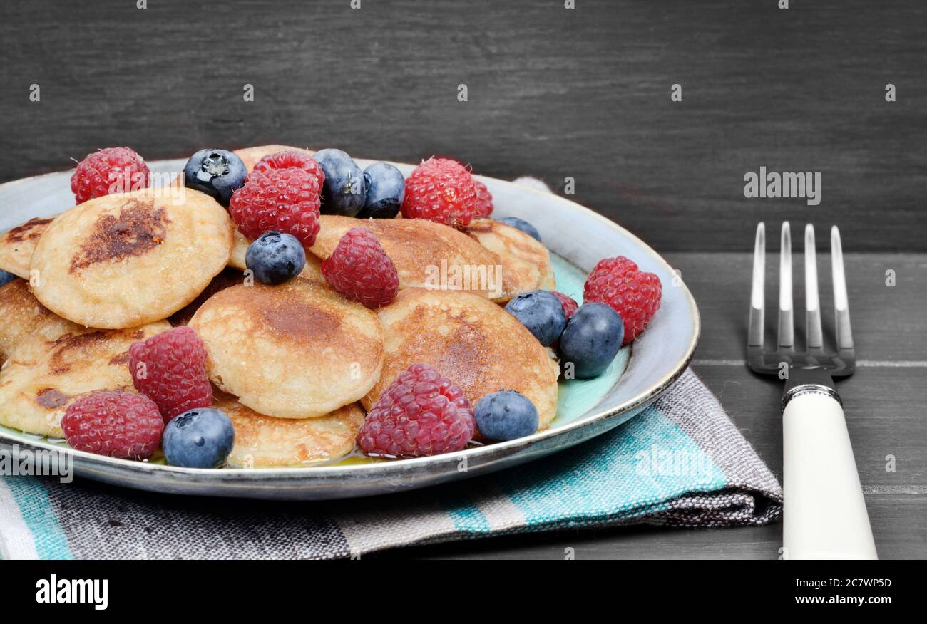 Frittelle con frutti di bosco e sciroppo d'acero da vicino Foto Stock
