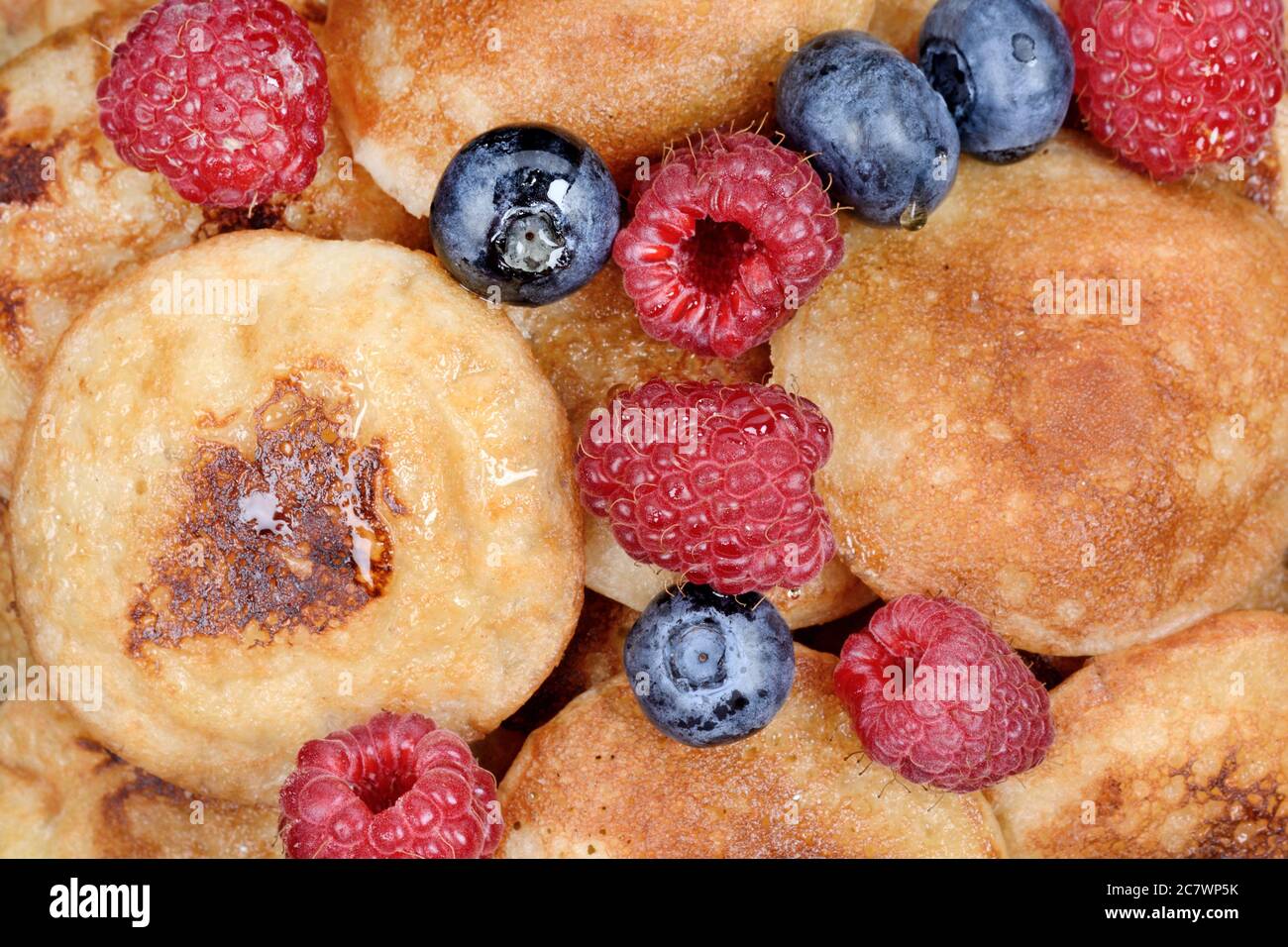 Primo piano di mini frittelle con frutti di bosco Foto Stock