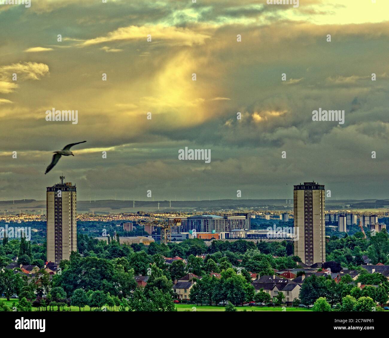 Glasgow, Scozia, Regno Unito 19 luglio, 2020: Regno Unito Meteo: Raro arcobaleno o nuvola arcobaleno era sopra la regina Elizabeth insegnare ospedale a Govan stasera. Credit: Gerard Ferry/Alamy Live News Foto Stock