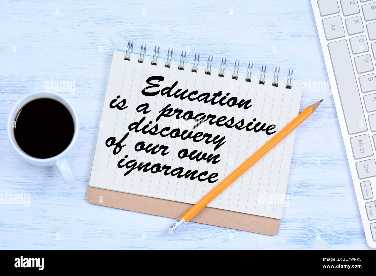 L'educazione è una scoperta progressiva della nostra ignoranza. Testo su un notebook su un tavolo di legno Foto Stock