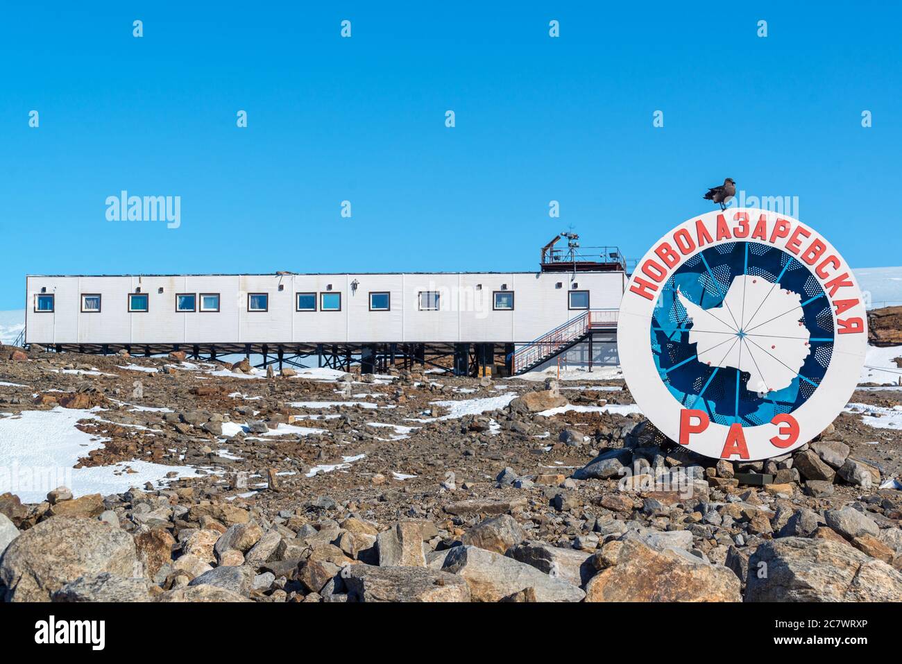 Stazione polare Novolazarevskaya. Vista degli edifici e delle infrastrutture. Antartico Foto Stock