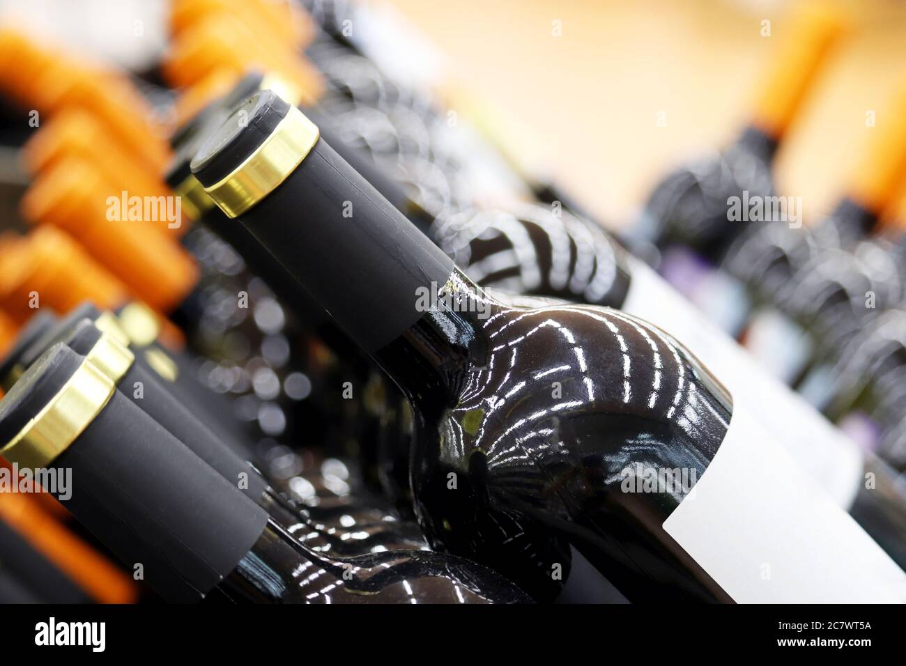 Le bottiglie di vino in una riga, il fuoco selettivo. Negozio di liquori, vino rosso concetto di produzione Foto Stock