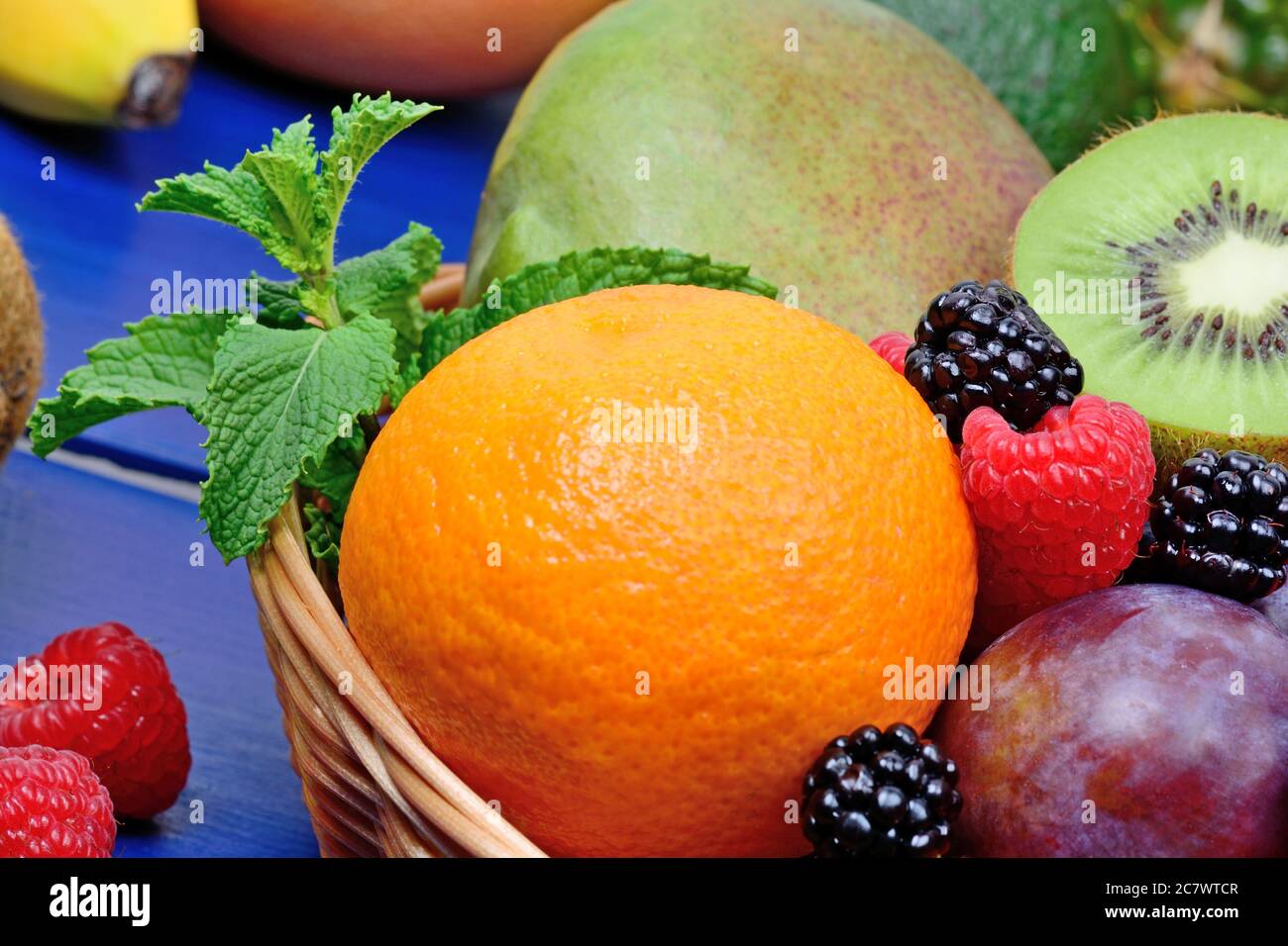 Mescolare la frutta colorata in un cestino sul tavolo Foto Stock
