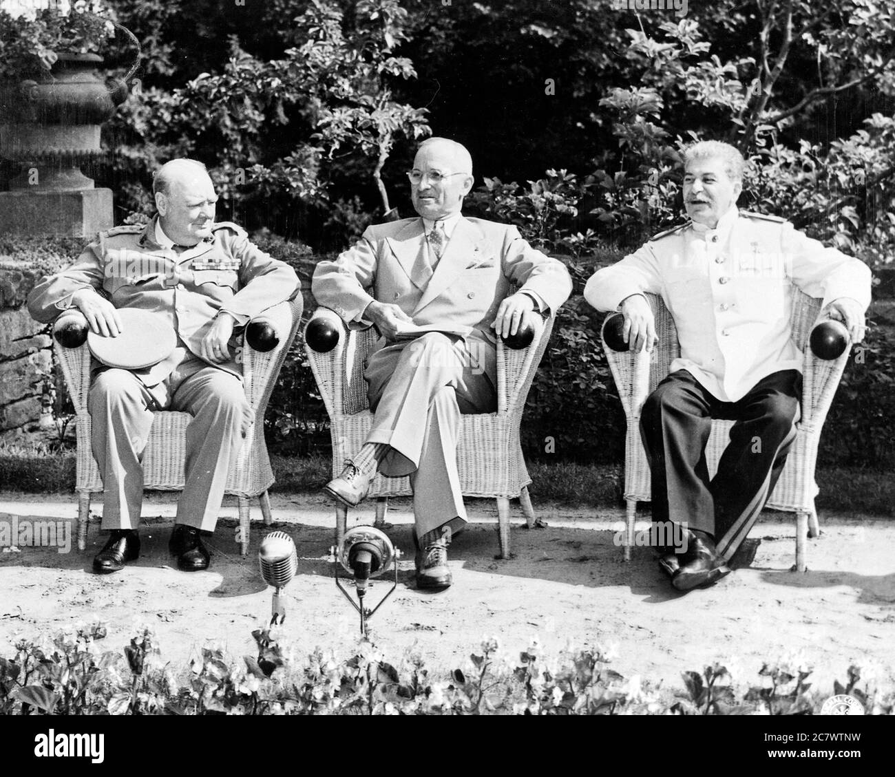 Il primo ministro britannico Winston Churchill, il presidente Harry S. Truman e il leader sovietico Josef Stalin alla Conferenza di Potsdam, tenutasi a Potsdam, Germania, dal 17 luglio al 2 agosto 1945 Foto Stock