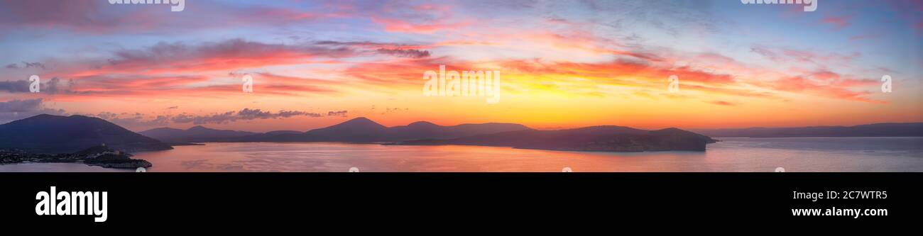 Spettacolare tramonto sulla baia di Porto Conte da capo Cacccia. Fantastico mare Mediterraneo. Località: Porto Conte, Alghero, Provincia di Sassari, Italia Foto Stock