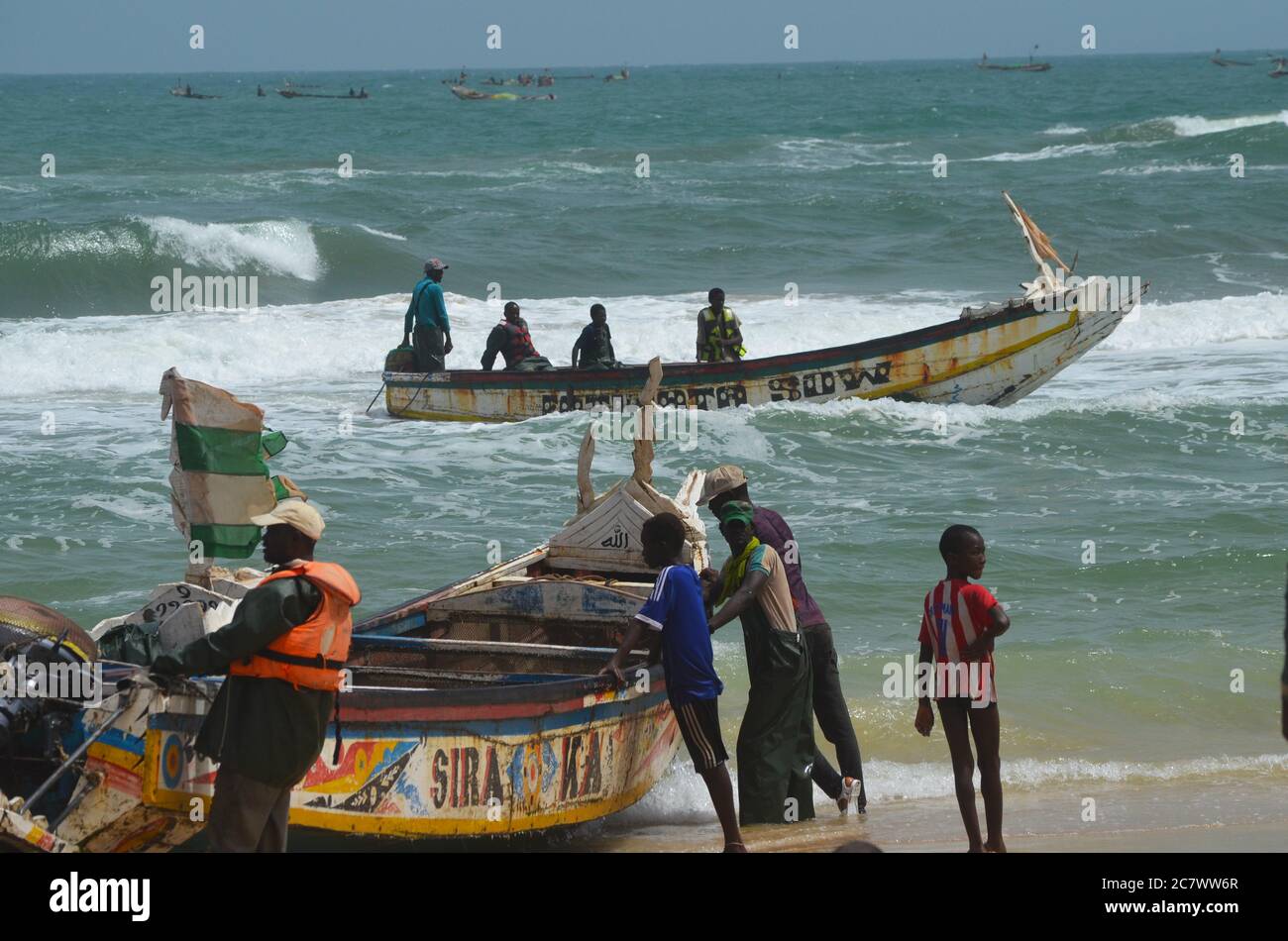 Pescatori e piroghe a Lompoul, Grande Cote, Senegal Foto Stock