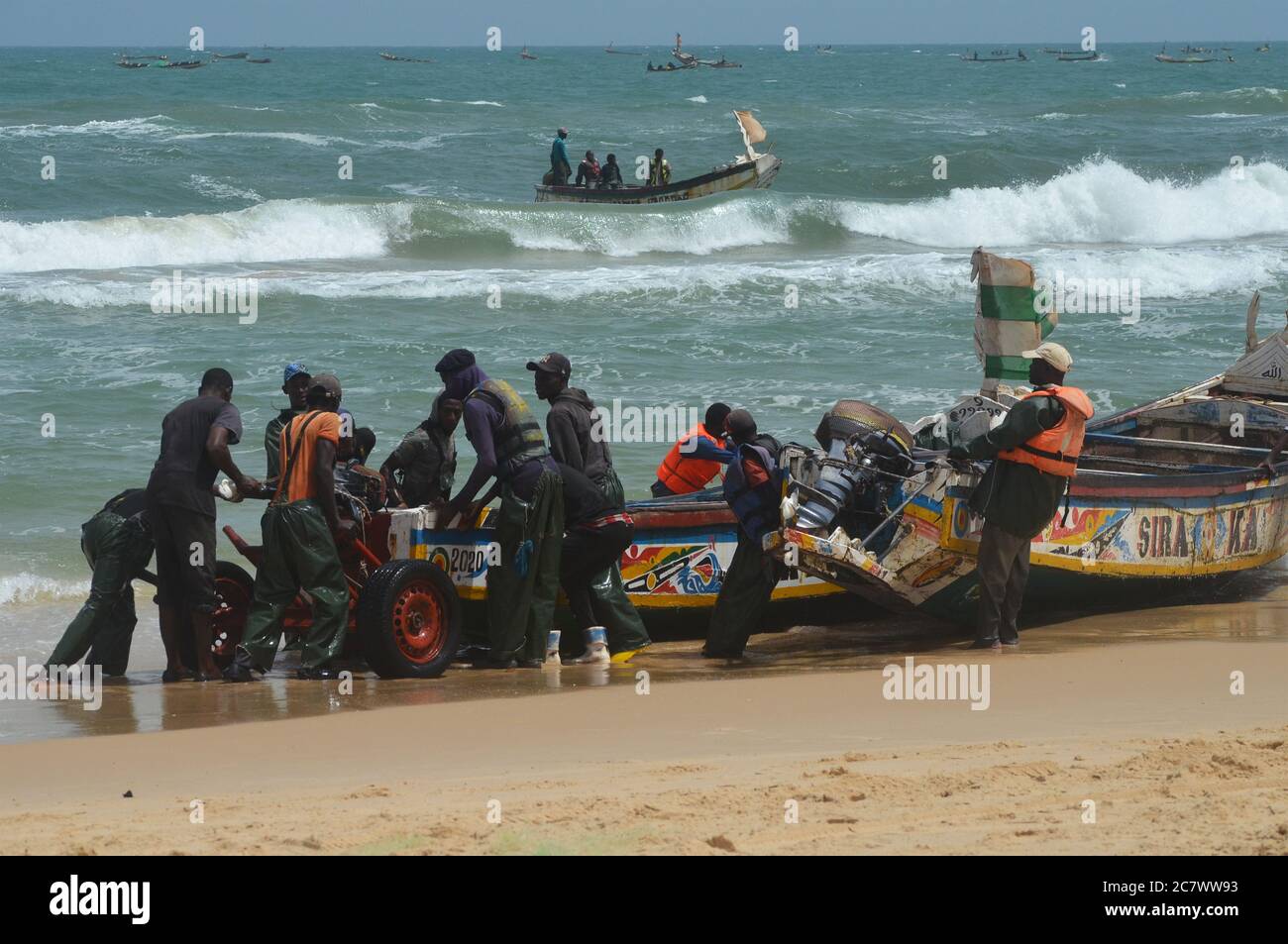 Pescatori e piroghe a Lompoul, Grande Cote, Senegal Foto Stock