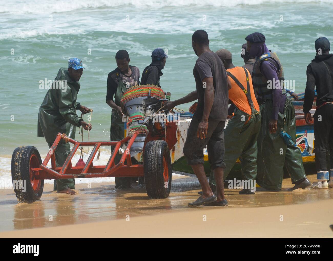 Pescatori e piroghe a Lompoul, Grande Cote, Senegal Foto Stock