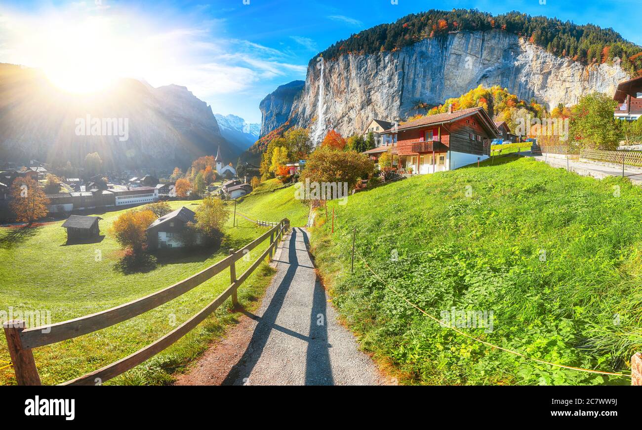 Vista mozzafiato sulla valle di Lauterbrunnen con la splendida cascata di Staubbach e le Alpi svizzere sullo sfondo. Ubicazione: Lauterbrunnen villaggio, Foto Stock