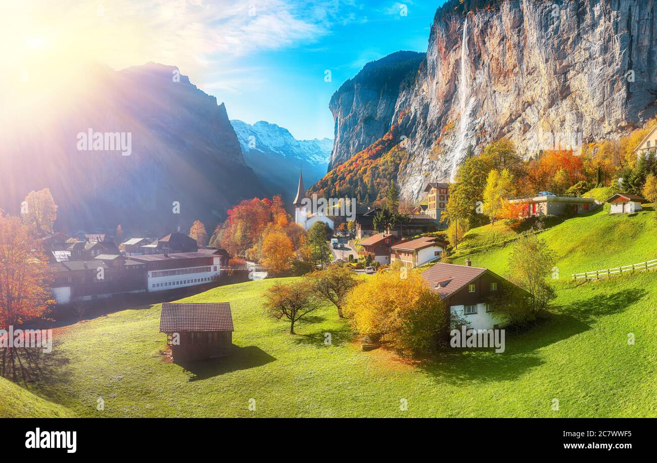 Fantastica vista autunnale del villaggio di Lauterbrunnen con la cascata Staubbach e le Alpi svizzere sullo sfondo. Ubicazione: Lauterbrunnen villaggio, Foto Stock