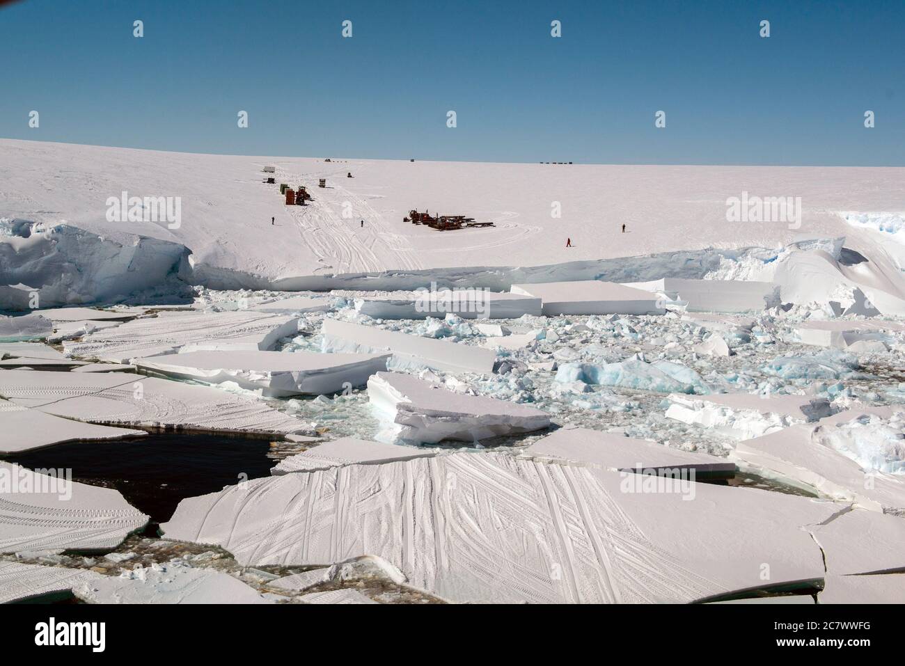 La natura e i paesaggi aspri dell'Antartide. L'oceano, iceberg e terra fredda. Foto Stock