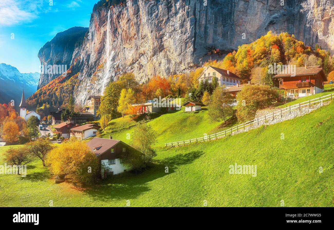 Vista mozzafiato sulla valle di Lauterbrunnen con la splendida cascata di Staubbach e le Alpi svizzere sullo sfondo. Ubicazione: Lauterbrunnen villaggio, Foto Stock