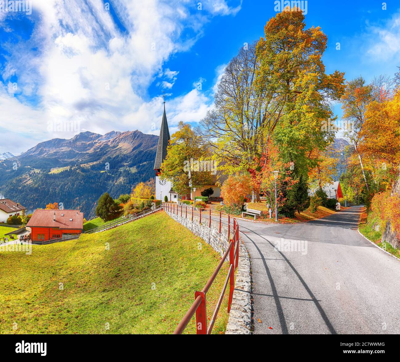 Vista spettacolare sull'autunno del pittoresco villaggio alpino di Wengen. Soleggiata scena mattutina delle Alpi svizzere. Ubicazione: Wengen village, Berner Oberland, Svizzera, Foto Stock