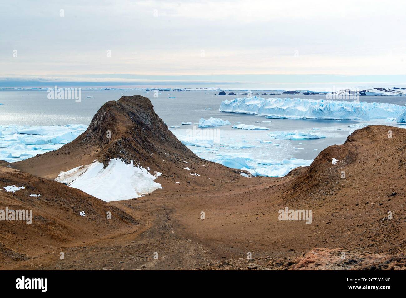 La natura e i paesaggi aspri dell'Antartide. L'oceano, iceberg e terra fredda. Foto Stock