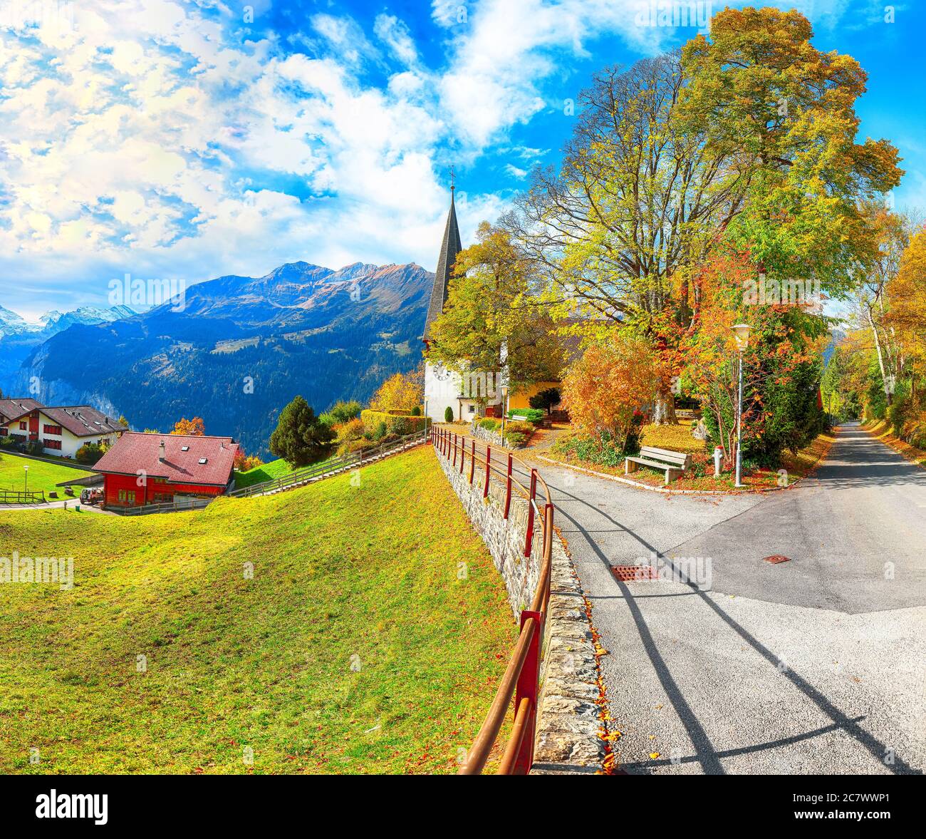 Vista spettacolare sull'autunno del pittoresco villaggio alpino di Wengen. Soleggiata scena mattutina delle Alpi svizzere. Ubicazione: Wengen village, Berner Oberland, Svizzera, Foto Stock