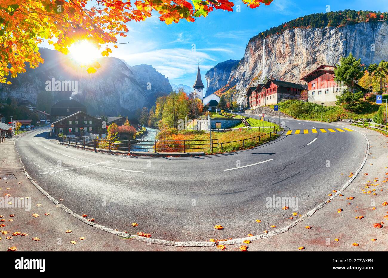 Vista mozzafiato sulla valle di Lauterbrunnen con la splendida cascata di Staubbach e le Alpi svizzere sullo sfondo. Ubicazione: Lauterbrunnen villaggio, Foto Stock