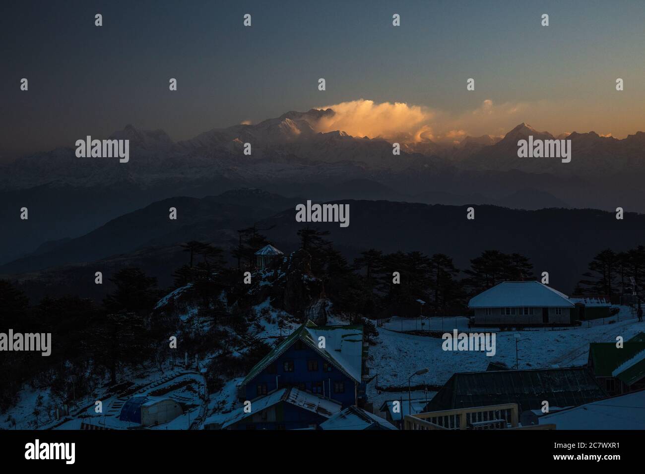 Ampia vista della catena montuosa di Kanchenjunga dalla cima di Sandakphu, Bengala Occidentale, India Foto Stock