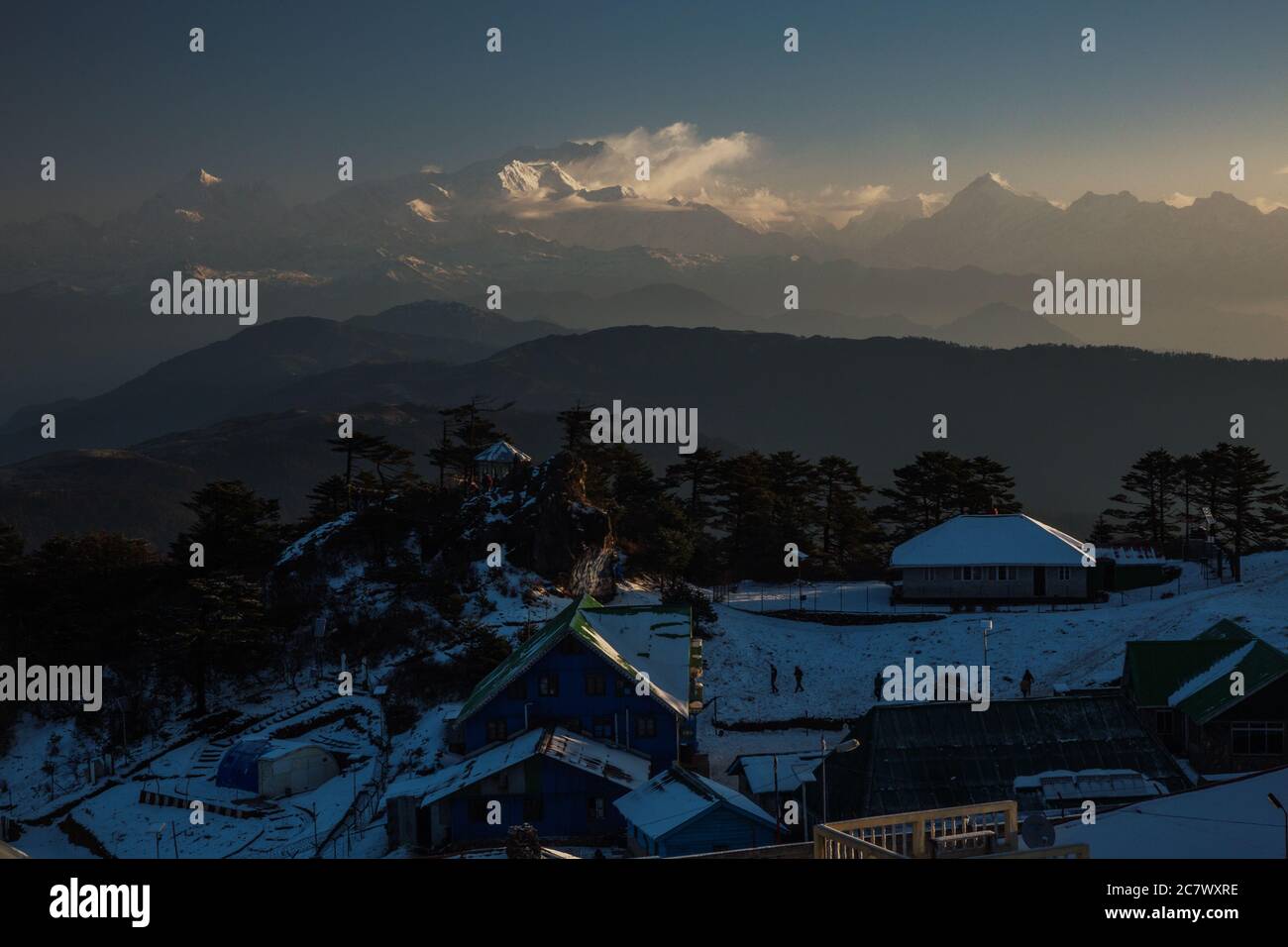 Ampia vista della catena montuosa di Kanchenjunga dalla cima di Sandakphu, Bengala Occidentale, India Foto Stock