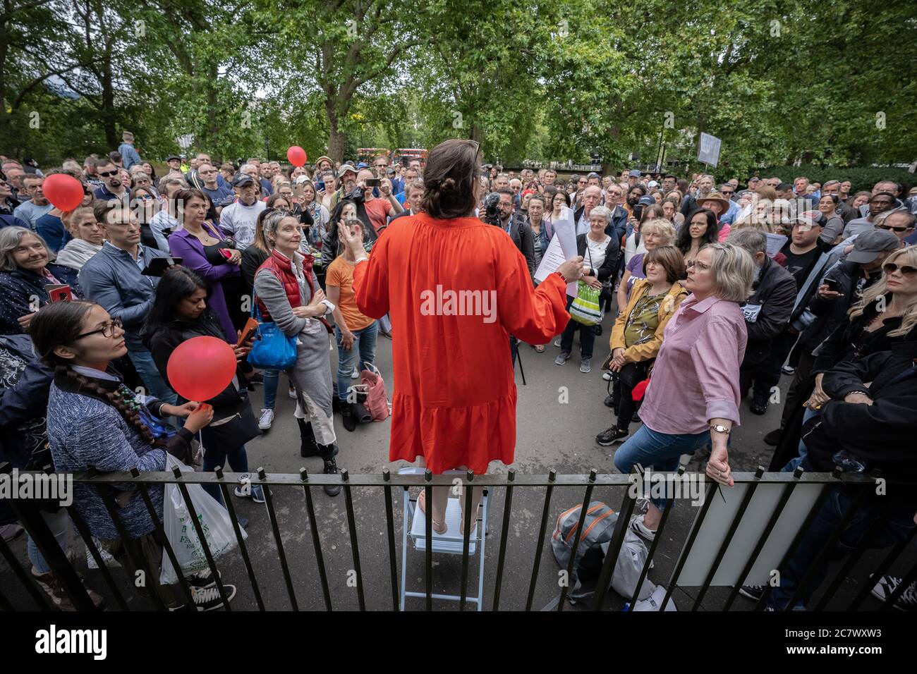 Londra, Regno Unito. 19 luglio 2020. Coronavirus: Dimostrazione 'Keep Britain Free'. I tifosi si riuniscono per la prima demo di "Keep Britain Free" ad Hyde Park. La protesta è stata organizzata da diversi organizzatori anti-Covid19 in risposta alla decisione del governo di imporre il 24 luglio l’uso di maschere per gli acquirenti. Organizzatori e manifestanti affermano che l'imposizione di maschere viola la libertà personale e sostengono anche che la regola ha poche prove scientifiche che le maschere effettivamente ridurre la diffusione di Coronavirus. Credit: Guy Corbishley/Alamy Live News Foto Stock