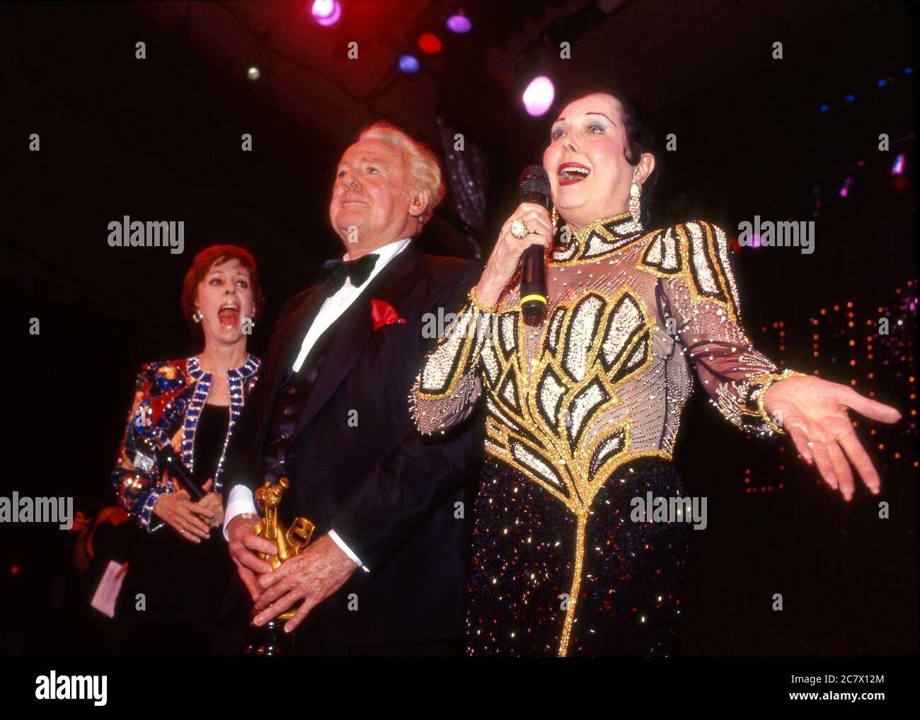 (Da sinistra a destra) Carol Burnet, Van Johnson e Ann Miller suonano una canzone in un gala di Thalians a Beverly Hills, California Foto Stock