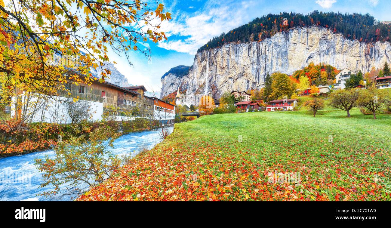 Vista mozzafiato sulla valle di Lauterbrunnen con la splendida cascata di Staubbach e le Alpi svizzere sullo sfondo. Ubicazione: Lauterbrunnen villaggio, Foto Stock