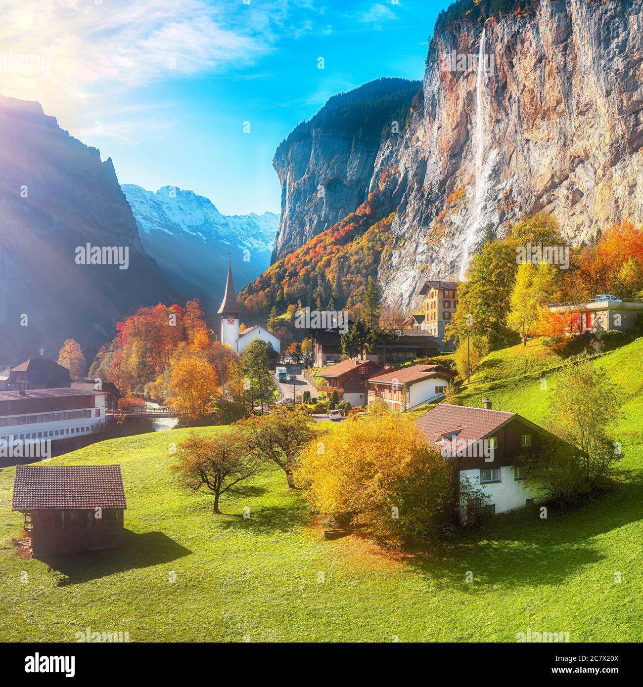 Fantastica vista autunnale del villaggio di Lauterbrunnen con la cascata Staubbach e le Alpi svizzere sullo sfondo. Ubicazione: Lauterbrunnen villaggio, Foto Stock