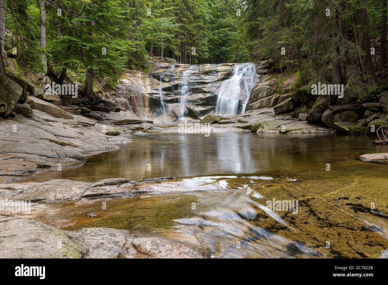 Vista della cascata di Mumlava nei pressi di Harrachov nelle montagne giganti ceche Foto Stock