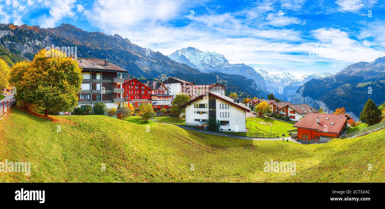 Vista spettacolare sull'autunno del pittoresco villaggio alpino di Wengen. Soleggiata scena mattutina delle Alpi svizzere. Ubicazione: Wengen village, Berner Oberland, Svizzera, Foto Stock