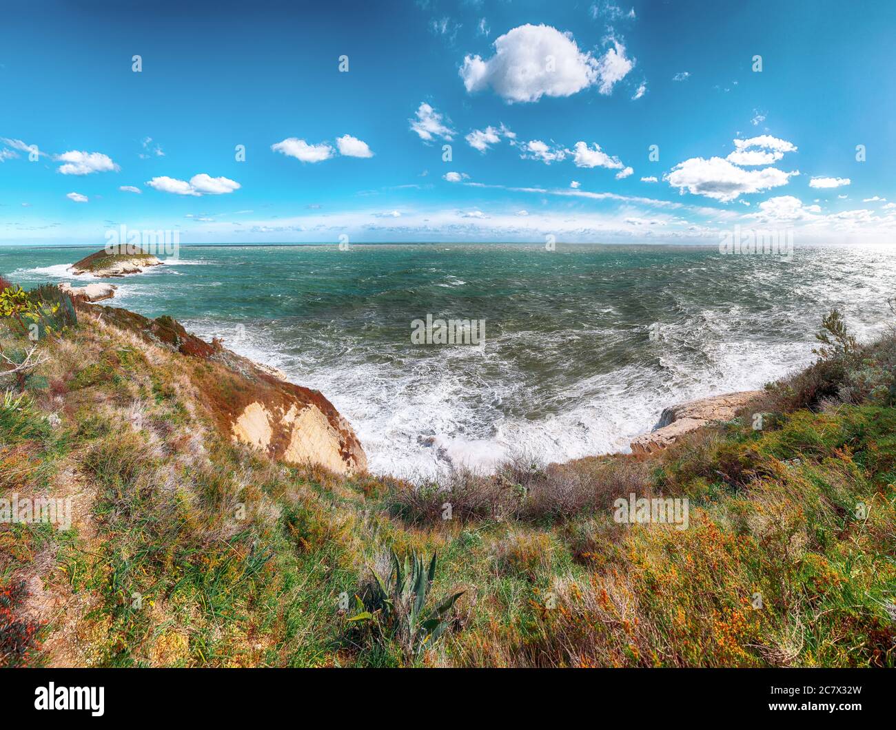 Sopra le scogliere sulla costa di Vieste. Estate costa rocciosa del mare Baia di campi Vieste sulla penisola del Gargano, Puglia, Italia Foto Stock