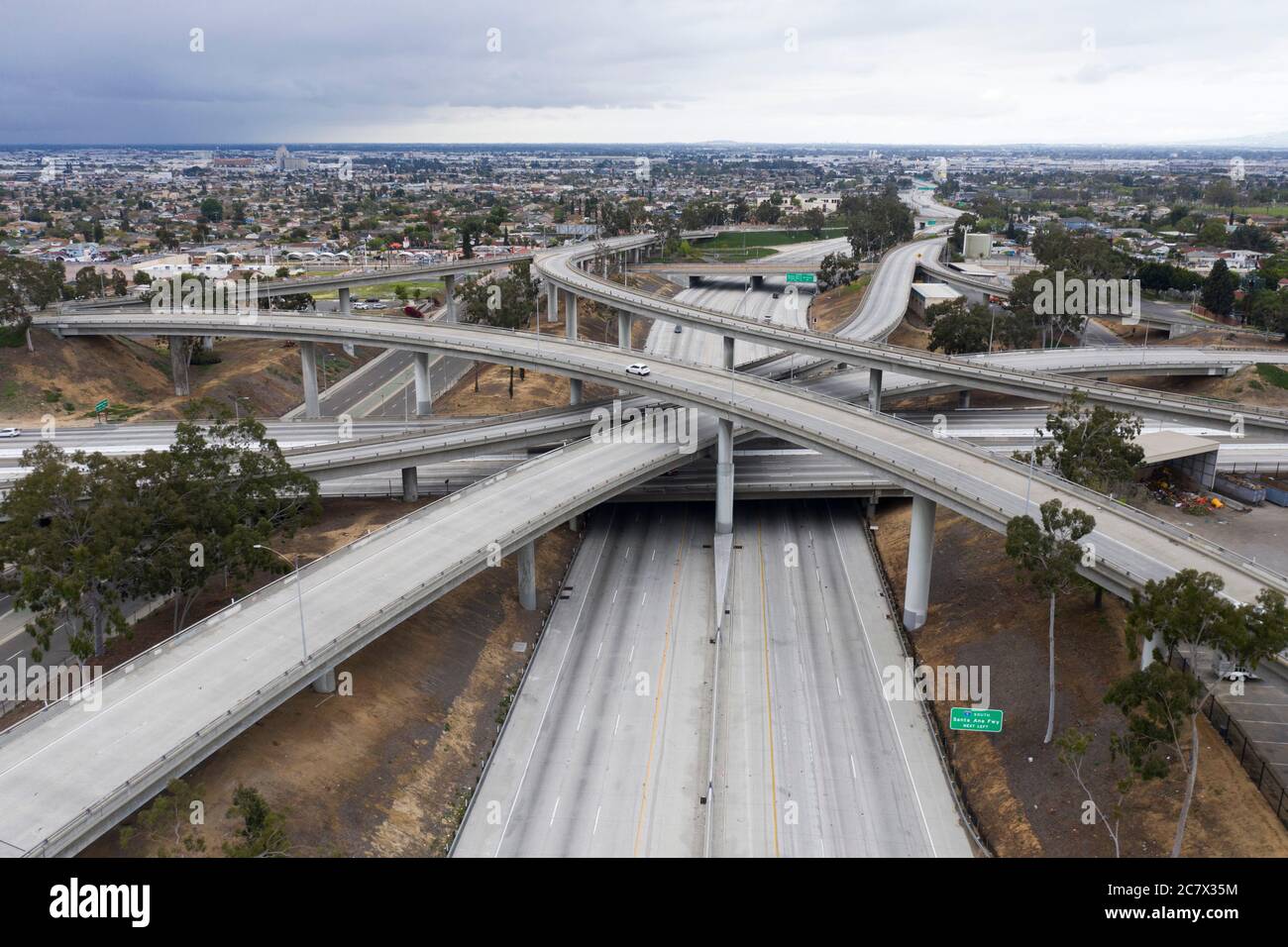 Interscambio autostradale vuoto 60 e 710 durante l'epidemia di coronavirus a Los Angeles Foto Stock