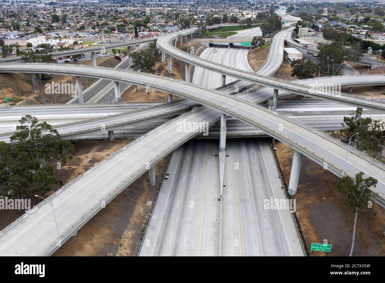 Interscambio autostradale vuoto 60 e 710 durante l'epidemia di coronavirus a Los Angeles Foto Stock