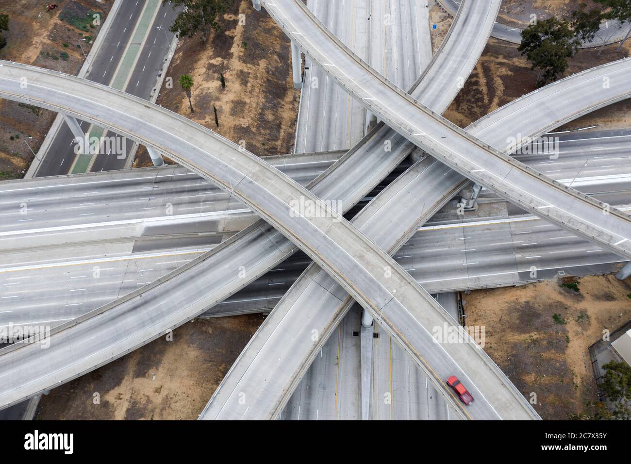Vista aerea sopra le superstrade di Los Angeles durante il blocco dal Coronoavirus, Covid-19 focolaio Foto Stock