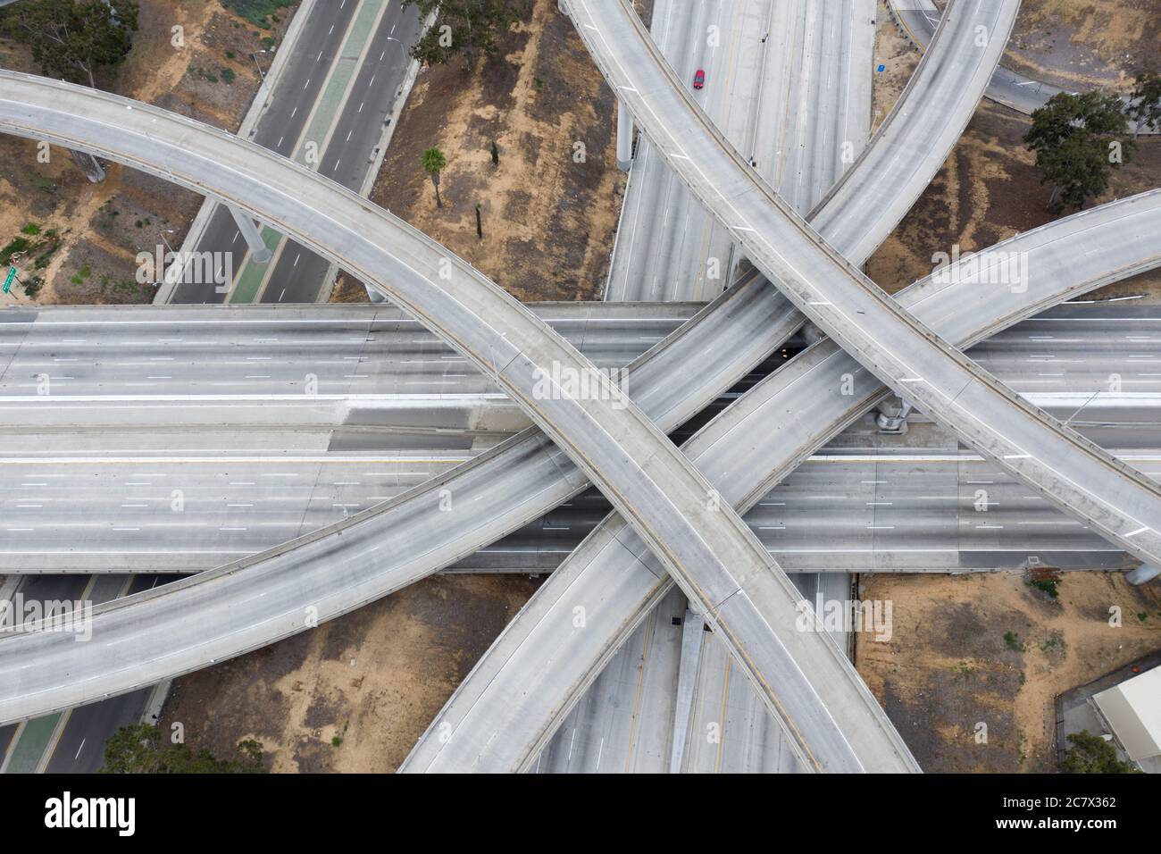 Vista aerea sopra le superstrade di Los Angeles durante il blocco dal Coronoavirus, Covid-19 focolaio Foto Stock