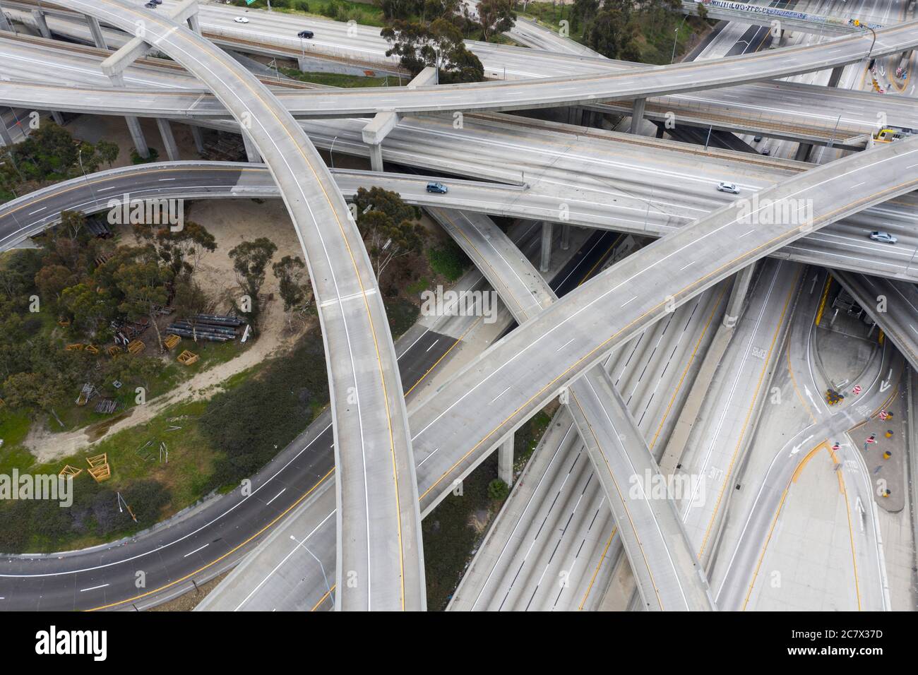Svincolo vuoto delle superstrade 105 e 110 dall'aria su Los Angeles Foto Stock