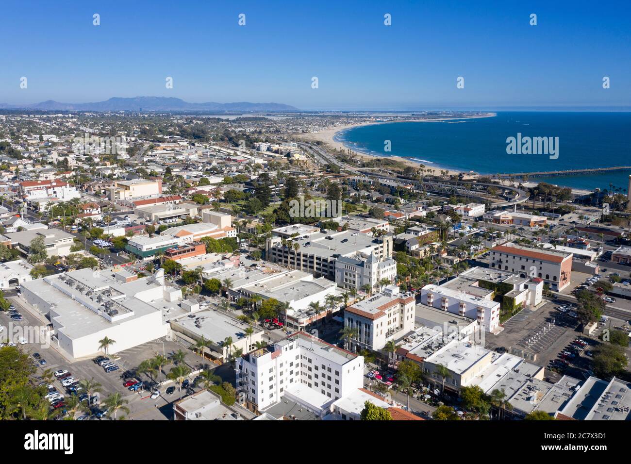 Vista aerea sul centro di Ventura, California, con la costa blu dell'Oceano Pacifico Foto Stock