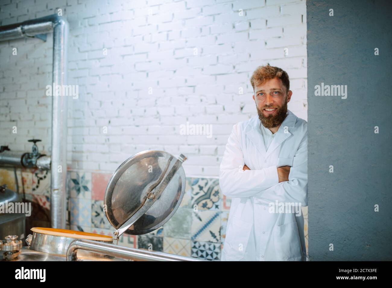 Ritratto di esperto professionale di tecnologo caucasico in uniforme bianca in fabbrica farmaceutica o alimentare - stabilimento di produzione Foto Stock