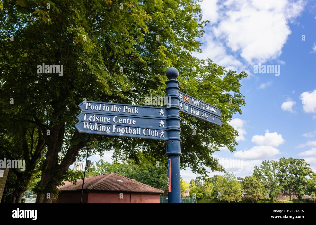 Cartello a Woking Park che indica le attrazioni locali, luoghi di interesse, servizi e caratteristiche a Woking, Surrey, Inghilterra sudorientale Foto Stock