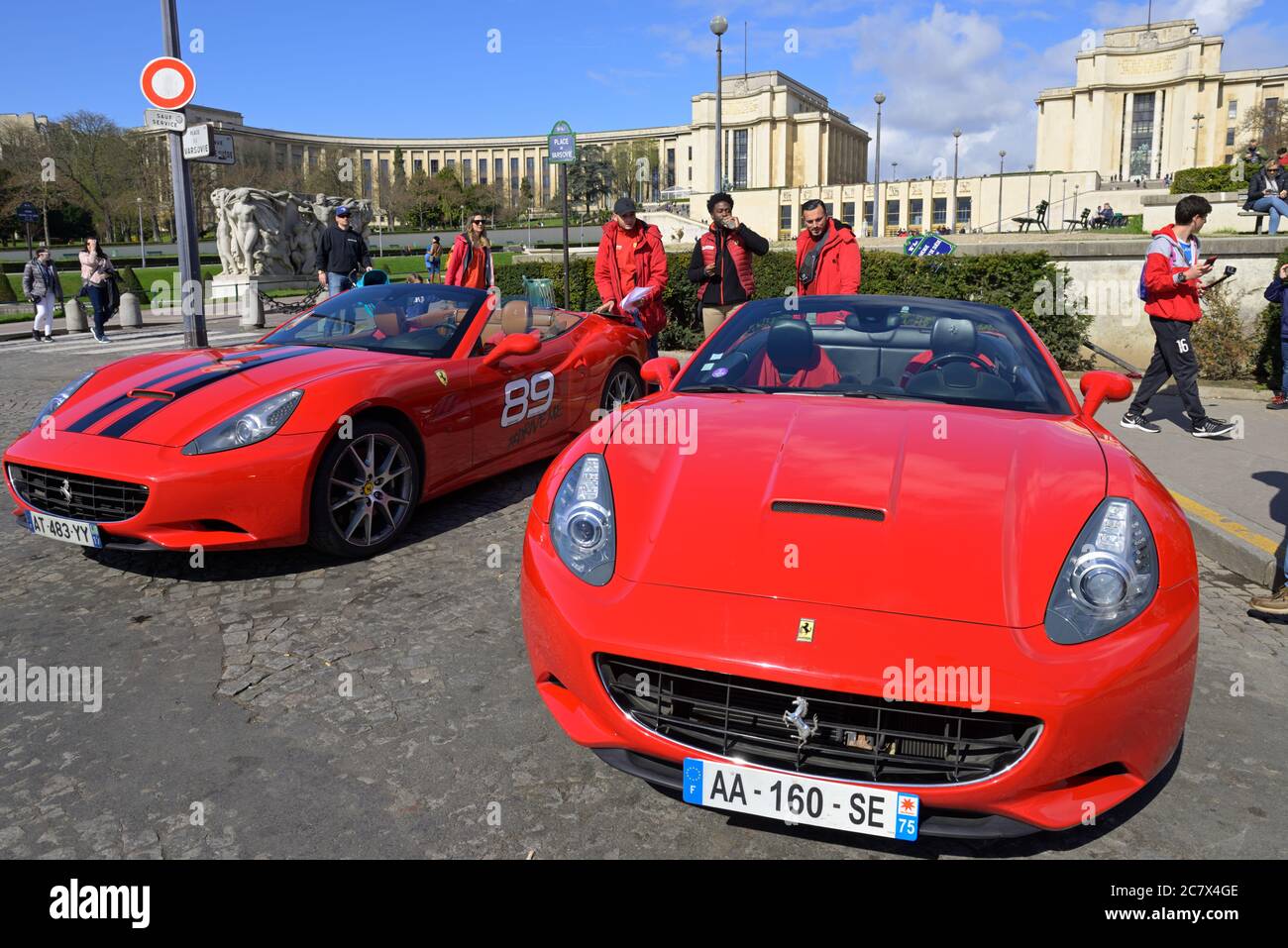 Ferrari convertibili esposti di fronte al Trocadero, Parigi FR Foto Stock