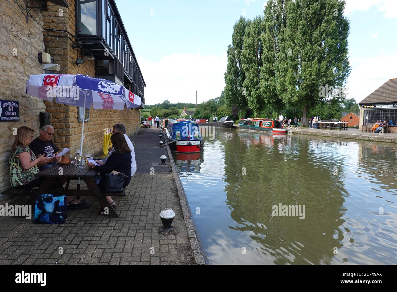 Stoke Bruerne Canal, Northants, UK - 19 luglio 2020: La gente fuori gustando un drink e un caldo pomeriggio di Domenica. L'Inghilterra rilassa le regole del Coronavirus covid 19. Foto Stock