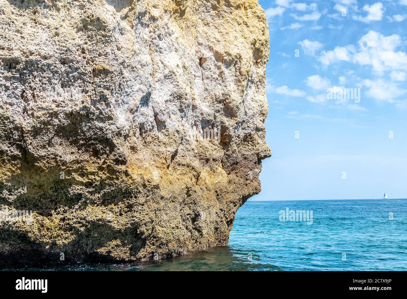 L'iconica formazione rocciosa naturale chiamata il volto a Praia da Marinha in Algarve, Portogallo, vista in Europa dal popolare tour in barca delle grotte lungo Algarve coa Foto Stock