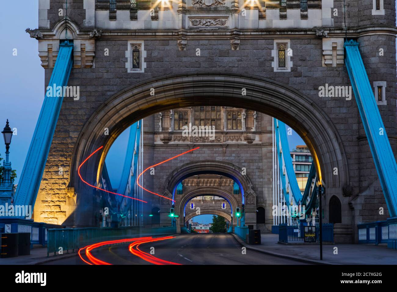 Inghilterra, Londra, Tower Bridge con Empty Road di giorno Foto Stock