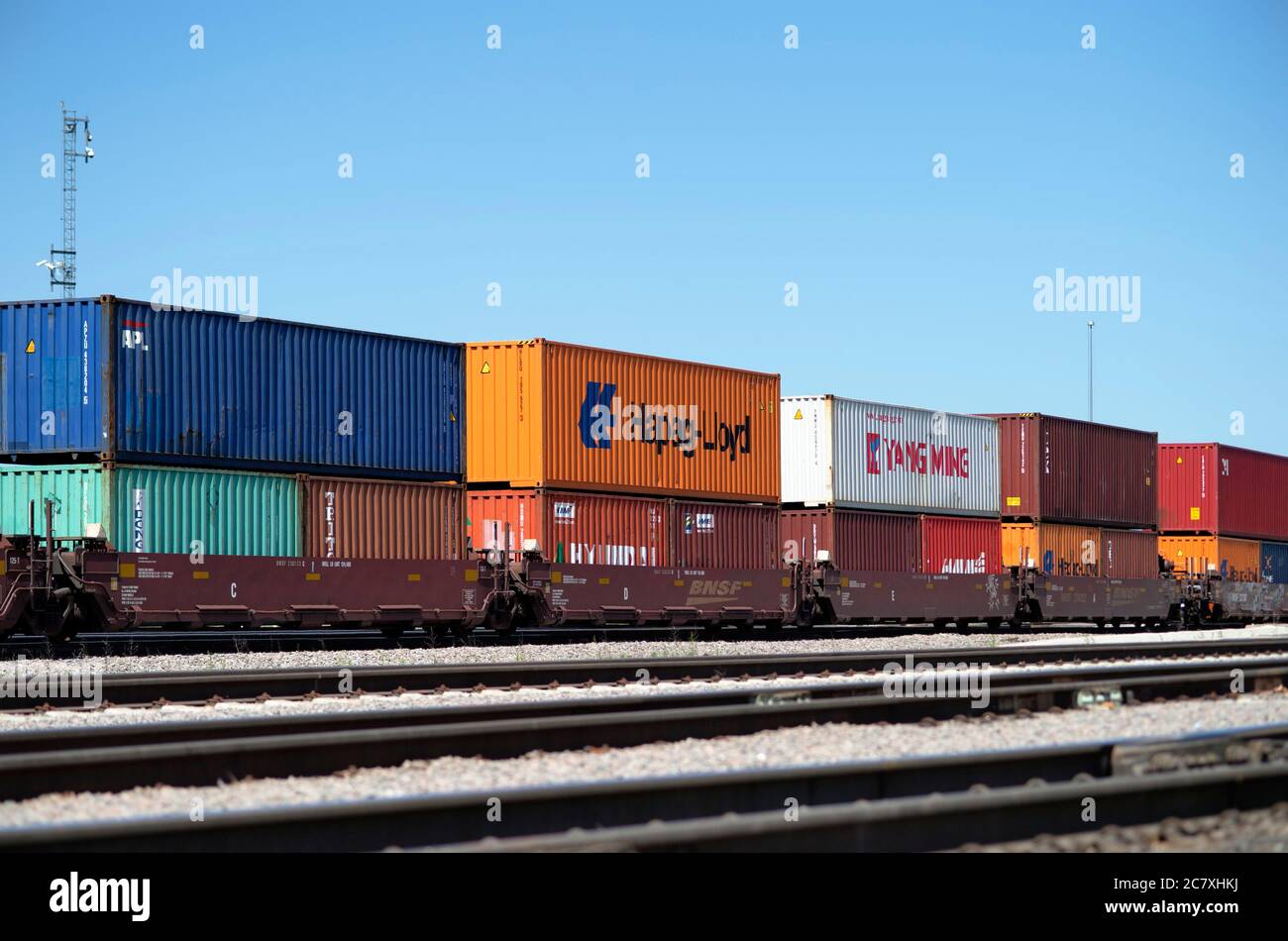 Aurora, Illinois, Stati Uniti. Un treno merci intermodale Burlington Northern Santa Fe che passa attraverso la ferrovia Eola Yard. Foto Stock