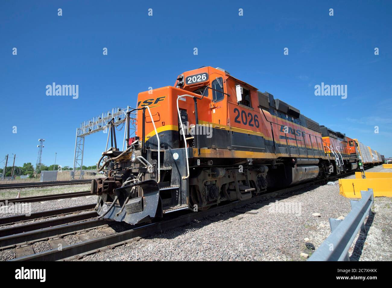 Aurora, Illinois, Stati Uniti. Due locomotive Burlington Northern Santa Fe partono dalla ferrovia Eola Yard con un treno merci locale. Foto Stock
