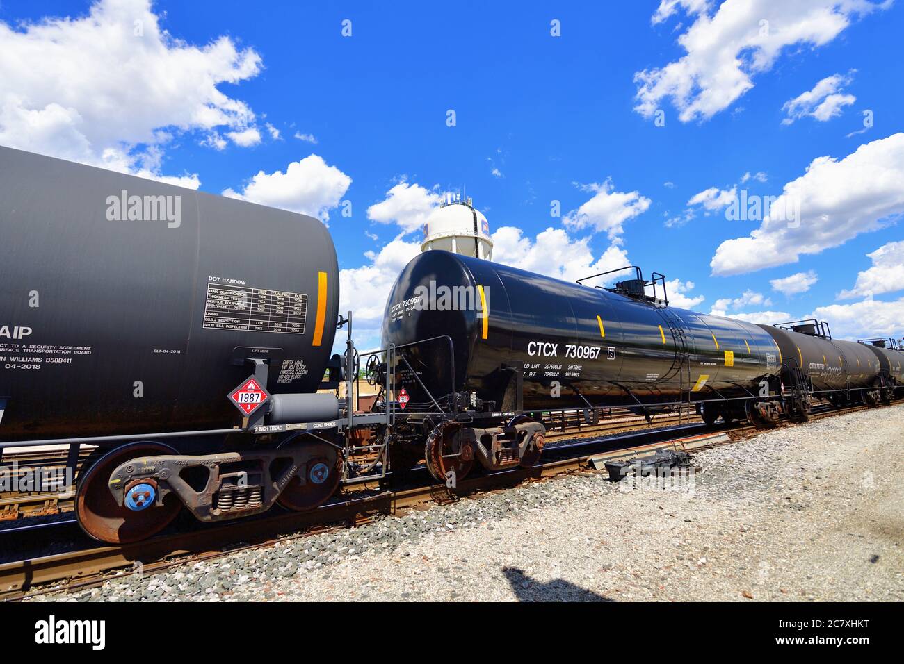 Franklin Park, Illinois, Stati Uniti. Una serie di carri cisterna fa parte di un treno misto per merci del Pacifico canadese che lascia il Bensenville Yard. Foto Stock