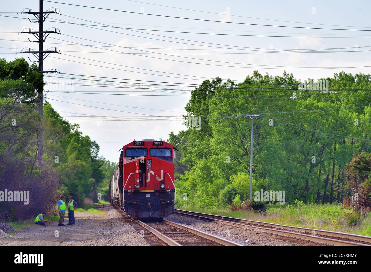 Chicago Ovest, Illinois, Stati Uniti. Un equipaggio canadese della National Railway attende fuori una locomotiva di un treno merci in attesa di un segnale verde. Foto Stock